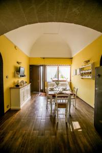 サン・ミケーレ・サレンティーノにあるLa Casina - Salento Vacation Rentalのキッチン、ダイニングルーム(テーブル、椅子付)