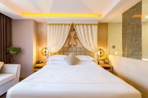 Uma cama ou camas num quarto em Beijing Red Hotel