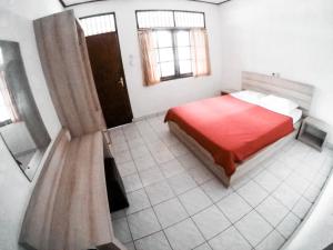 Postel nebo postele na pokoji v ubytování Palm Garden Kuta