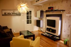 salon z kanapą i kominkiem z telewizorem w obiekcie RESIDENCIAL MONDARIZ BALNEARIO 123 w mieście Mondariz-Balneario