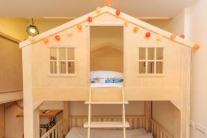 Una cama o camas en una habitación de 新斑鳩小鎮親子民宿 10-28人可來電包棟