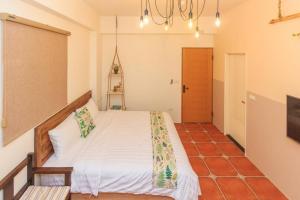 Una cama o camas en una habitación de 新斑鳩小鎮親子民宿 10-28人可來電包棟