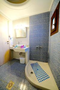 La salle de bains est pourvue d'un lavabo, de toilettes et d'une baignoire. dans l'établissement Apartment Vana, à Metamórfosi