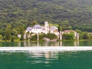 uma casa numa ilha no meio de um lago em Les Terrasses de Tresserve em Aix-les-Bains