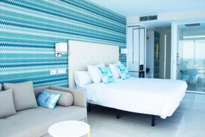 Hotel Boutique TAO Caleta Mar客房内的一张或多张床位