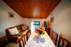 una sala de estar con una mesa con un jarrón de flores. en Casa Sallan Laspuña Ordesa Pirineo, en Laspuña