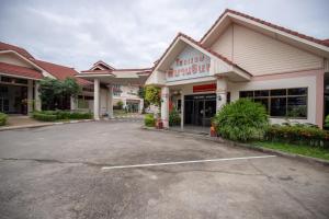 清莱比曼旅馆的酒店客房前的停车位
