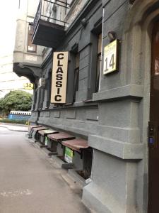 ハルキウにあるClassic Hotelの看板付きの建物