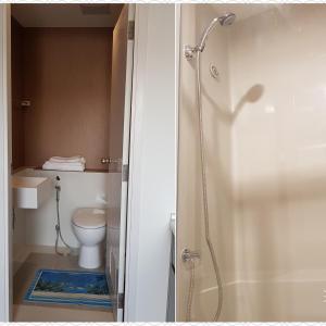 ein Bad mit einer Dusche, einem WC und einem Waschbecken in der Unterkunft Room for rent_66819474542 in Phra Nakhon Si Ayutthaya