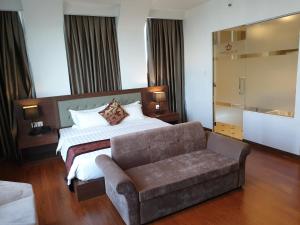 Giường trong phòng chung tại Legend Hotel