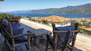 2 Stühle auf einer Terrasse mit Blick auf das Wasser in der Unterkunft Superbe appartement avec 3 chambres vue mer in Propriano