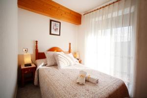 1 dormitorio con 1 cama con 2 toallas en Casa Sallan Laspuña Ordesa Pirineo, en Laspuña