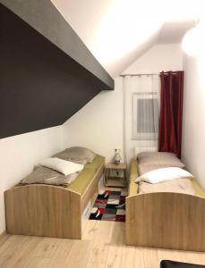 - deux lits jumeaux dans une chambre avec un toit dans l'établissement SeMiHoMe, à Dietingen