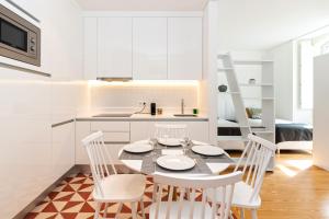 eine Küche mit einem Esstisch und Stühlen in der Unterkunft Modern Apartment in the Historical Center in Lissabon