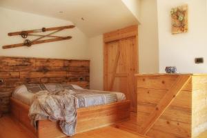 um quarto com uma cama e uma cómoda em madeira em Al bosco incantato em Trieste