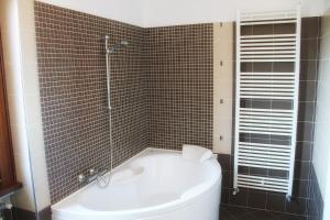 A bathroom at Al bosco incantato