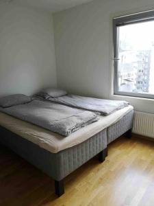 Кровать или кровати в номере CITY CENTER OSLO BLACK AND WHITE APARTMENT