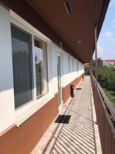 una pasarela junto a un edificio con ventanas en Modern Apartments, en Mukácheve