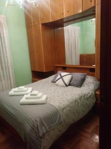 a bedroom with a bed with two towels on it at Apartamento La Villa in Portugalete