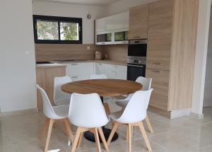 Kuchyň nebo kuchyňský kout v ubytování Superbe appartement avec 3 chambres vue mer