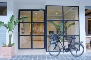 a bike parked in front of a store at YOU & CO. Saler Beach Boutique in Valencia