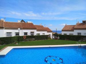 una piscina frente a una casa en Montemar Carihuela en Torremolinos