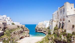 widok na ocean z klifu obok zamku w obiekcie Lo scrigno del mare w mieście Polignano a Mare