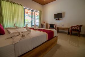 Un pat sau paturi într-o cameră la Orchid Trails Resort