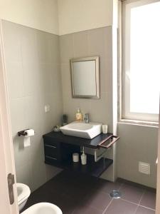 een badkamer met een wastafel en een spiegel bij Luxury part of the city - Modern Apartment with Airconditioning - near Subway in Lissabon