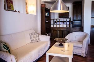 Area soggiorno di Seaview Symphony Appartments-Yiannis
