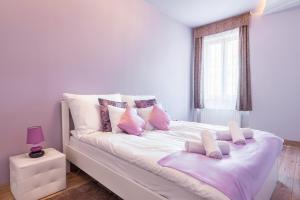 Postel nebo postele na pokoji v ubytování Raday Grand Deluxe Home