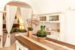 uma cozinha e sala de jantar com mesa e cadeiras em Alesia luxury suite Ostuni em Ostuni
