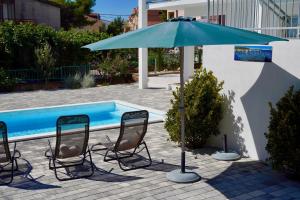 Bazén v ubytování TayLa-Apartment Vodice nebo v jeho okolí