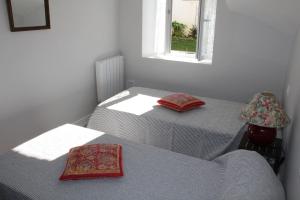 2 aparte bedden in een kamer met een raam bij APPARTEMENT VILLA MERCEDES in Saint-Jean-de-Luz
