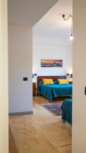 1 dormitorio con 2 camas y 1 cama azul en B&B Mount Etna en Belpasso