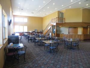 Bayside Hotel of Mackinac tesisinde bir restoran veya yemek mekanı