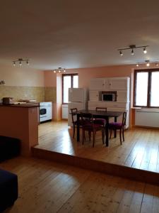 Saint-Lothain的住宿－Gîte Micha，厨房以及带桌椅的用餐室。