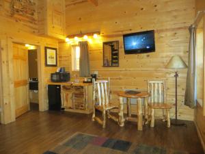 Køkken eller tekøkken på Cabins of Mackinac & Lodge