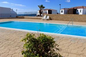 Bazén v ubytovaní Brilliant 2BDR Apartment alebo v jeho blízkosti