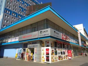 拉贝河畔乌斯季波西米亚泰尔酒店的城市建筑物前的商店
