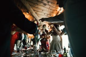un grupo de personas de pie alrededor de una mesa con copas de vino en Vysokoe Club Hotel, en Vysokoye