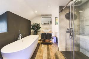 Un baño con una bañera grande y un lavabo. en An Leti @ Goonwinnow Farm, en Newquay 10 fotos más