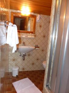 Koupelna v ubytování Hôtel Bellachat + 29 fotografií