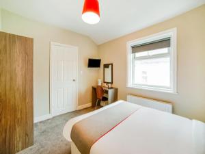 a bedroom with a bed and a window at OYO Tequila and Dunlin Rooms Southport Central in Southport