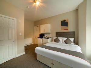 サウスポートにあるOYO Tequila and Dunlin Rooms Southport Centralのベッドルーム1室(大型ベッド1台付)