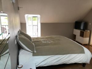 Ein Bett oder Betten in einem Zimmer der Unterkunft Bâtisse du pont pinard et son granit rose