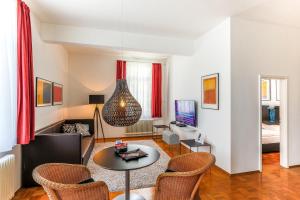 ein Wohnzimmer mit einem Tisch und Stühlen in der Unterkunft ABC Hotel in Konstanz