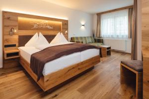 Postel nebo postele na pokoji v ubytování Hotel Post