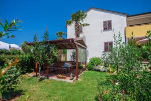Vonkajšia záhrada v ubytovaní Apartment Ivan 2