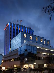 ein Gebäude mit blauen Lichtern darüber in der Unterkunft Best Western Plus Arosa Hotel in Paderborn